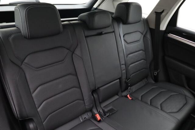 Volkswagen TOUAREG 3.0 TSi eHybrid 4MOTION ACC Panoramadak Luchtvering Comfortstoelen LED Matrix 19 Inch