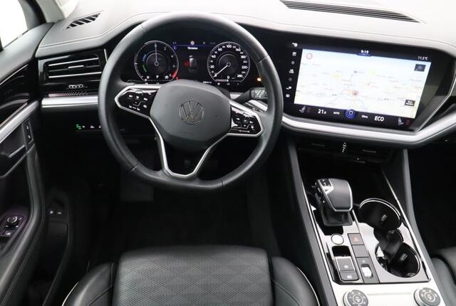 Volkswagen TOUAREG 3.0 TSi eHybrid 4MOTION ACC Panoramadak Luchtvering Comfortstoelen LED Matrix 19 Inch