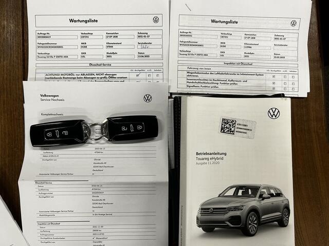 Volkswagen TOUAREG 3.0 TSi eHybrid 4MOTION | Panoramadak | Elek. inklapbare trekhaak | BTW AUTO | Adaptieve cruise control | Keyless | Lederen bekleding | Elek. verstelbare stoelen | Lane assist | Climate control | Apple carplay | Navigatie | Sfeerverlichting