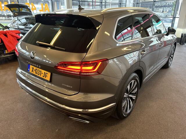 Volkswagen TOUAREG 3.0 TSi eHybrid 4MOTION | Panoramadak | Elek. inklapbare trekhaak | BTW AUTO | Adaptieve cruise control | Keyless | Lederen bekleding | Elek. verstelbare stoelen | Lane assist | Climate control | Apple carplay | Navigatie | Sfeerverlichting