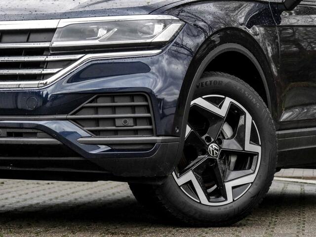 Volkswagen TOUAREG 3.0 TDI GRIJS KENTEKEN ACC LUCHTVERING TREKHAAK COMFORTSTOELEN