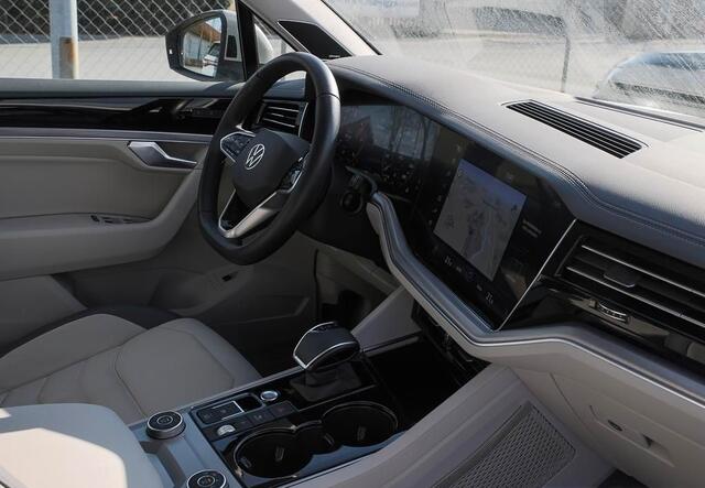 Volkswagen TOUAREG 3.0 TDI Elegance R-Line ACC Luchtvering Comfortstoelen Head-Up Dynaudio Stuurverwarming 360 Camera