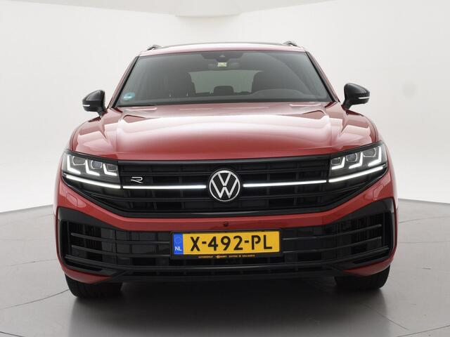 Volkswagen TOUAREG R 3.0 TSi V6 eHybrid 4MOTION R 462 PK *CHILI RED* + PANORAMA | STOELVENTILATIE | LUCHTVERING | DYNAUDIO | HEAD-UP DISPLAY