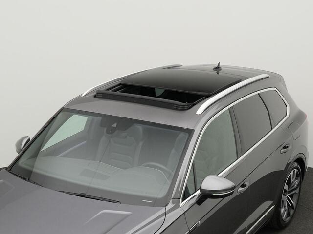 Volkswagen TOUAREG 3.0 TSi eHybrid 340 pk Tiptronic 4MOTION Elegance | Panoramadak | Luchtvering | 360 camera | IQ Light | Standkachel | 21 inch