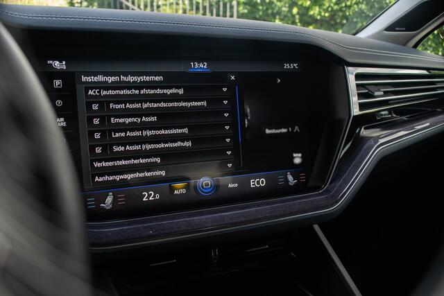 Volkswagen TOUAREG 3.0 TSI eHybrid 4MOTION / Luchtvering/ Standkachel/ Massagefunctie/ Panoramadak/ Trekhaak/ 280kW (381PK)