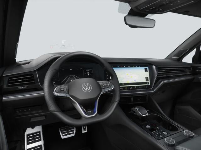 Volkswagen TOUAREG R Edition 3.0 eHybrid 462 PK 8 versn. DSG · Nachtzichtassistent · Comfort Pakket · Trekhaak inklapbaar, met elektrische ont grendeling, incl. aanhangwagenmanoeuvreerhulp 'Trailer Assist' · Zijruiten achter en achterruit getint, 82% lichtabsorberend en gel