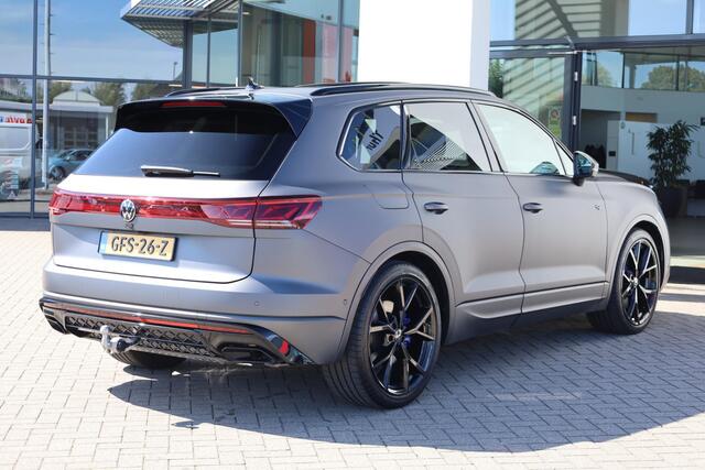 Volkswagen TOUAREG 3.0 TSi eHybrid 4MOTION R 340KW/462PK DSG, 60 mnd / 100.000km garantie, area view, Harman Kardon, head up, puglia leder, panoramadak, trekhaak, 22" LMV zwart, ergo lederen stoelen met elektrische verstelling en geheugen, r-line in en exterieur, camera voo