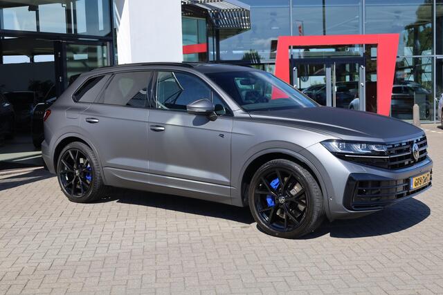 Volkswagen TOUAREG 3.0 TSi eHybrid 4MOTION R 340KW/462PK DSG, 60 mnd / 100.000km garantie, area view, Harman Kardon, head up, puglia leder, panoramadak, trekhaak, 22" LMV zwart, ergo lederen stoelen met elektrische verstelling en geheugen, r-line in en exterieur, camera voo