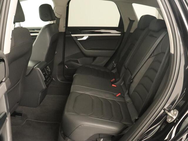 Volkswagen TOUAREG 3.0 TDI Elegance | Leder | Trekhaak | Camera | Luchtvering | Stoelverwarming | Adaptive cruise | Carplay | Achterbankverwarming | Navigatie | Full LED | Side Assist