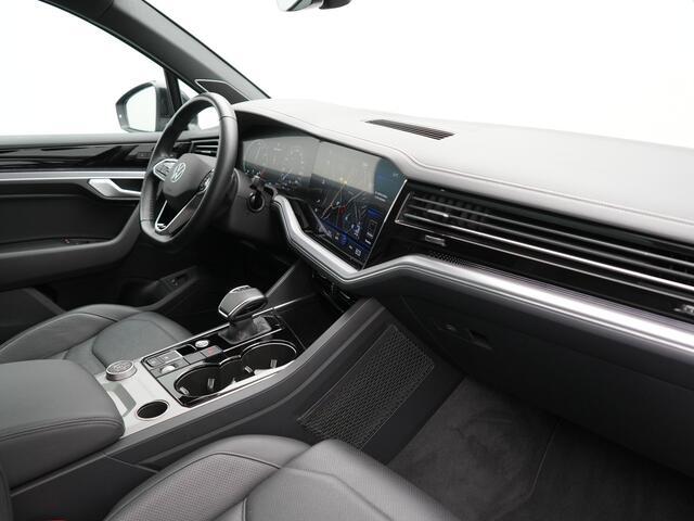 Volkswagen TOUAREG 3.0 TSi eHybrid 4MOTION Plug In Hybrid 381pk Dealer O.H PHEV | Trekhaak Af Fabriek | Lederen Sportstoelen Massage & Memory | Panodak | Adaptive Cruise | Stoelventilatie | Stoelen & Stuur Verwarmd | Blis | Keyless | Apple Carplay | Navigatie | DAB