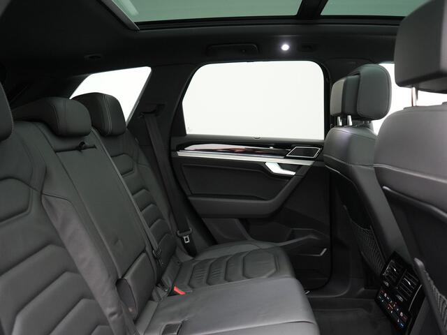 Volkswagen TOUAREG 3.0 TSi eHybrid 4MOTION Plug In Hybrid 381pk Dealer O.H PHEV | Trekhaak Af Fabriek | Lederen Sportstoelen Massage & Memory | Panodak | Adaptive Cruise | Stoelventilatie | Stoelen & Stuur Verwarmd | Blis | Keyless | Apple Carplay | Navigatie | DAB