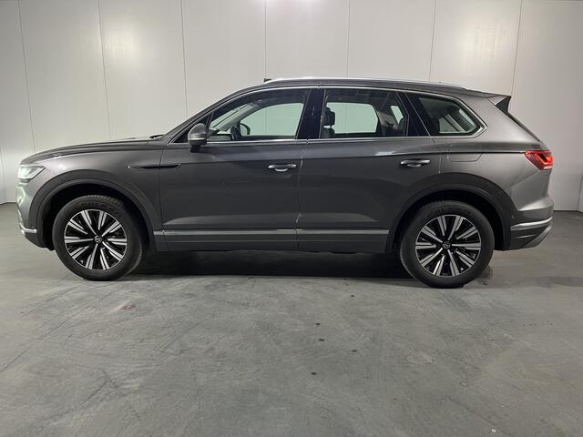 Volkswagen TOUAREG 3.0 TSi eHybrid 4MOTION Elegance / AUTOMAAT/ 381 PK/ PANO/ TREKHAAK/ CAMERA/ PARK. SENSOREN/ LEDEREN MEMORY SEATS/ KEYLESS/ STOELVERWARM & MASSAGE/ KEYLESS/ MATRIX/ APP CONNECT/ ADAPT. CRUISE/ 19" LMV