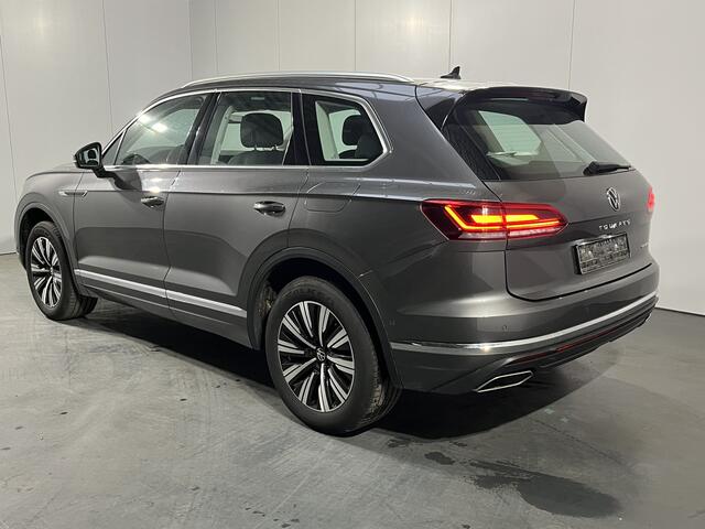 Volkswagen TOUAREG 3.0 TSi eHybrid 4MOTION Elegance / AUTOMAAT/ 381 PK/ PANO/ TREKHAAK/ CAMERA/ PARK. SENSOREN/ LEDEREN MEMORY SEATS/ KEYLESS/ STOELVERWARM & MASSAGE/ KEYLESS/ MATRIX/ APP CONNECT/ ADAPT. CRUISE/ 19" LMV