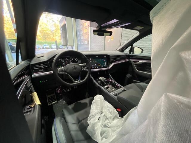 Volkswagen TOUAREG 3.0 TSi eHybrid 4MOTION R Edition | NIEUW | Luchtvering | Head-Up | 22 Inch | Massage | Schuifdak | Trekhaak