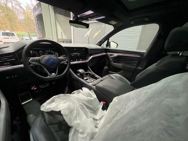 Volkswagen TOUAREG 3.0 TSi eHybrid 4MOTION R Edition | NIEUW | Luchtvering | Head-Up | 22 Inch | Massage | Schuifdak | Trekhaak