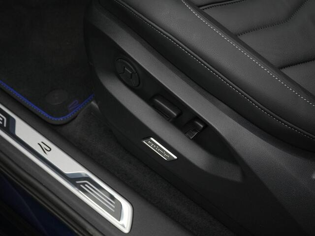 Volkswagen TOUAREG 3.0 TSi 462 pk tiptronic eHybrid 4MOTION R | Panoramadak | Servosluiting portieren | Leder 'Vienna' | Head-Up Display | Geheugenstoelen | Rondomzicht camera