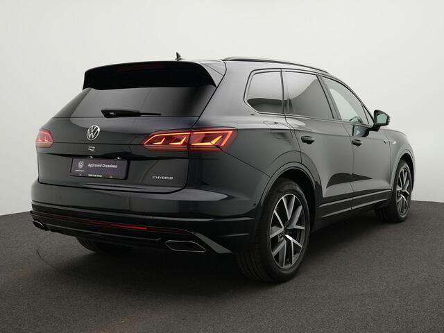Volkswagen TOUAREG R 3.0 TSi 360 pk eHybrid 4MOTION | EXCL. BTW / Grijs kenteken | Panoramadak | Trekhaak | Leder | Luchtvering