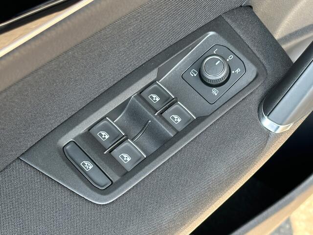 Volkswagen TOURAN 1.5 TSI 150pk DSG R-line Highline | Led | Trekhaak | Dode hoek | Camera | Keyless | Rijklaar incl. garantie