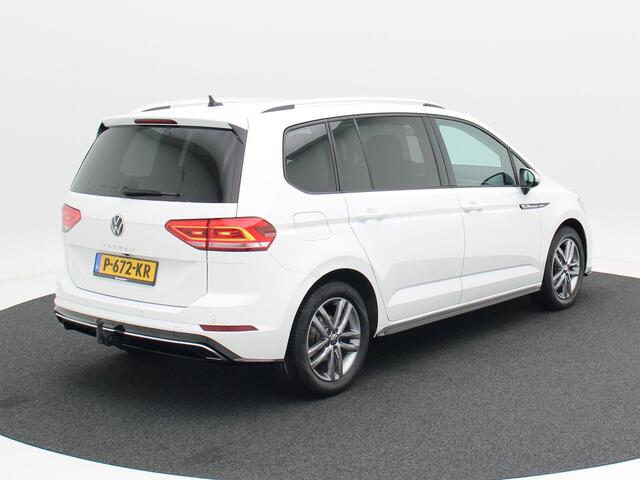 Volkswagen TOURAN 1.5 TSi 150 Pk Automaat R-Line 7-Pers | Trekhaak | Adaptive Cruise | Camera | Carplay | Climate Control | Stoel Verwarming | Parkeersensoren | LED | 17 Inch