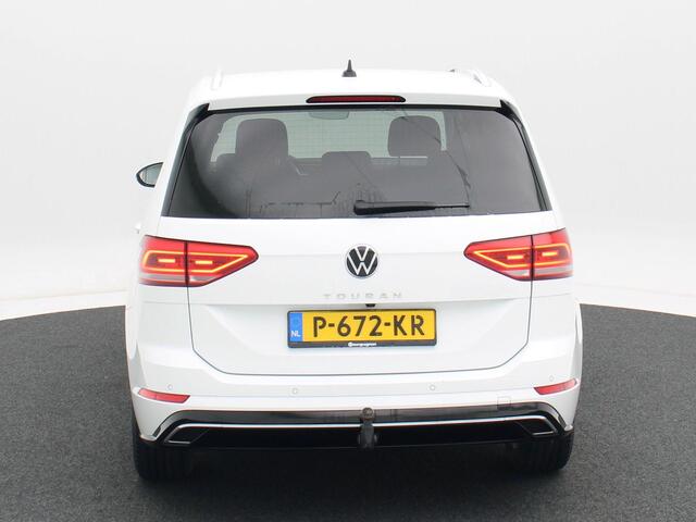 Volkswagen TOURAN 1.5 TSi 150 Pk Automaat R-Line 7-Pers | Trekhaak | Adaptive Cruise | Camera | Carplay | Climate Control | Stoel Verwarming | Parkeersensoren | LED | 17 Inch