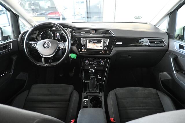 Volkswagen TOURAN 1.2 TSI Highline 7 Persoons StoelMassage/verwarming Navigatie Goed Onderhouden! Inruil Mogelijk!