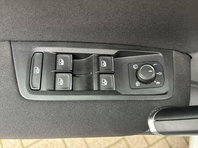 Volkswagen TOURAN 1.4 TSI 150pk DSG Highline Business R 7p · Apple/Android Car Play · P-Sensoren · Elek. Achterklep · Trekhaak · Stoel & Stuur Verwarming · 17'' Inch ·