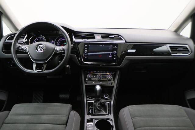 Volkswagen TOURAN 1.5 TSI DSG Highline R-Line 7-zits Panoramadak, Camera, ACC, Apple Carplay, LED, PDC, Trekhaak, 17''
