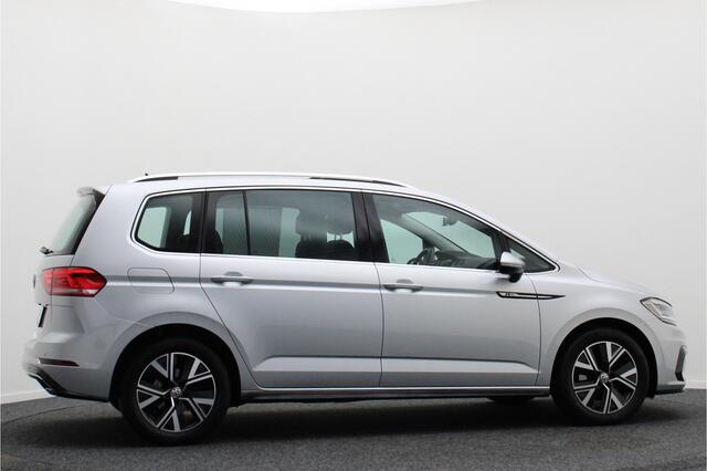 Volkswagen TOURAN 1.5 TSI DSG Highline R-Line 7-zits Panoramadak, Camera, ACC, Apple Carplay, LED, PDC, Trekhaak, 17''