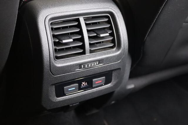 Volkswagen TOURAN 1.4 TSI Connected Series, R-line, 7-Persoons, Trekhaak, Apple Carplay/ Andriod auto, ACC,