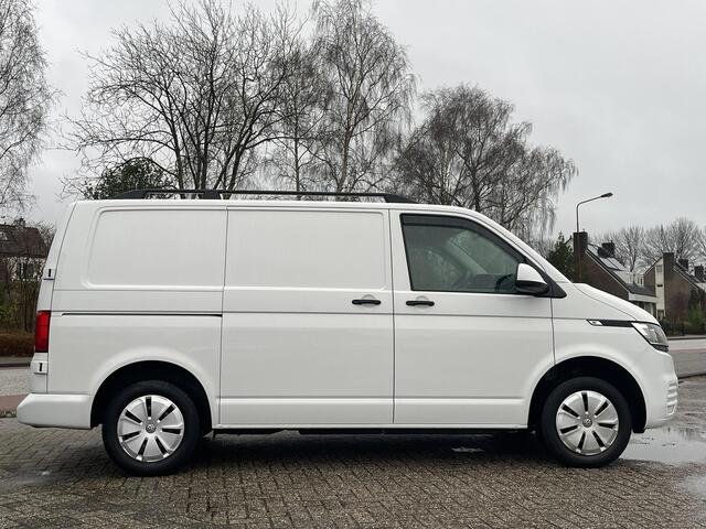Volkswagen TRANSPORTER 2.0 TDI L1H1 26 Economy Business 90pk SCI Trekhaak | Apple Carplay | Airco | Gestoffeerde laadruimte | Parkeersensoren