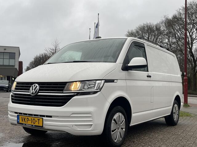 Volkswagen TRANSPORTER 2.0 TDI L1H1 26 Economy Business 90pk SCI Trekhaak | Apple Carplay | Airco | Gestoffeerde laadruimte | Parkeersensoren