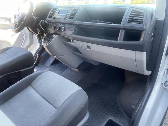 Volkswagen TRANSPORTER 2.0 TDI L2H1 DSG airco cruise 1 eigenaar. Volkswagen Transporter 2.0 TDI L2H1 DSG airco cruise 1 eigenaar.