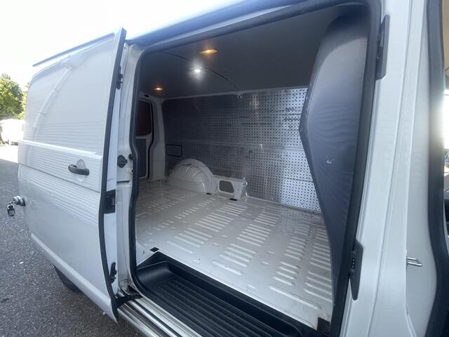 Volkswagen TRANSPORTER 2.0 TDI L2H1 DSG airco cruise 1 eigenaar. Volkswagen Transporter 2.0 TDI L2H1 DSG airco cruise 1 eigenaar.