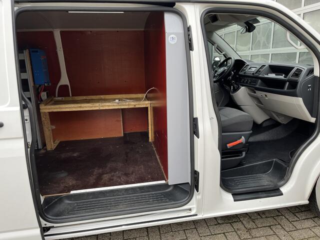 Volkswagen TRANSPORTER 2.0 TDI L2H1 Servicewagen Omvormer Airco Cruise control Trekhaak 2200kg Kastinrichting Werkplaats Parkeerhulp achter 1e eigenaar Euro 6 Dealer onderhouden