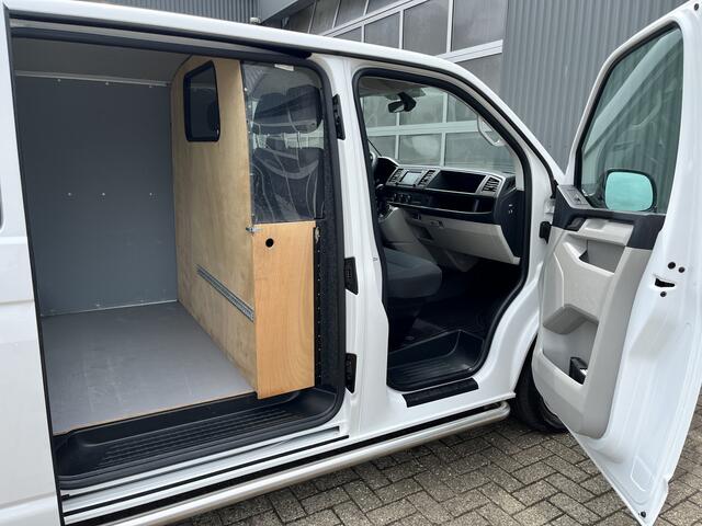 Volkswagen TRANSPORTER 2.0 TSI L1H1 Benzine Airco Cruise controle Navigatie Apple carplay Parkeerhulp achter 3-Persoons Bpm vrij voor particulier gebruik!!