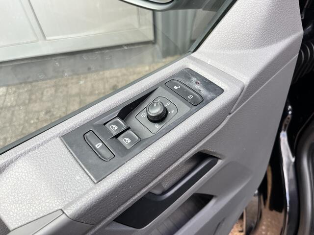 Volkswagen TRANSPORTER 2.0 TDI L2H1 DC 150PK Airco Cruise controle Telefoonverbinding Trekhaak 2500kg trekgewicht Apple carplay Navigatiesysteem schuifdeur Euro 6 DC 1e eigenaar Dealer onderhouden