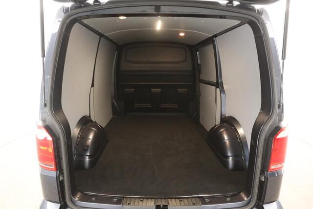 Volkswagen TRANSPORTER 2.0 TDI L1H1 150PK Airco Cruise Parkeersensoren 18"LMV Trekhaak
