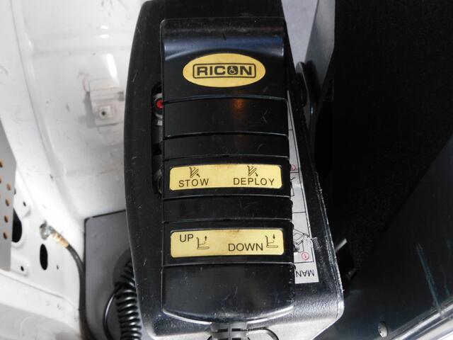 Volkswagen TRANSPORTER 2.0 TDI L2H1 Highline ROLSTOELBUS ROLSTOELLIFT! FULLMAP NAVI! STOELVERWARMING! BLUETOOTH! CRUISE! AIRCO!