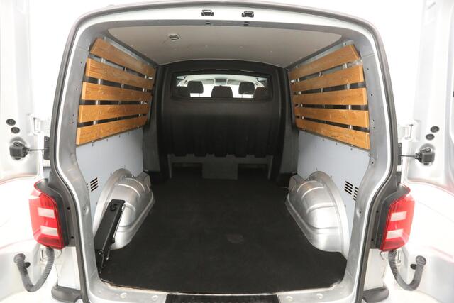Volkswagen TRANSPORTER 2.0 TDI 150PK L2H1 | Dubbele Cabine | 5 Persoons | DSG Automaat ACC Airco 2xSchuifdeur Carplay LED Trekhaak Navi PDC 17"LMV