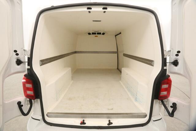 Volkswagen TRANSPORTER 2.0 TDI L2H1 | Koelwagen 0° | Nachtkoeling | Trekhaak | Airco | Cruise | Carplay | 3 Persoons