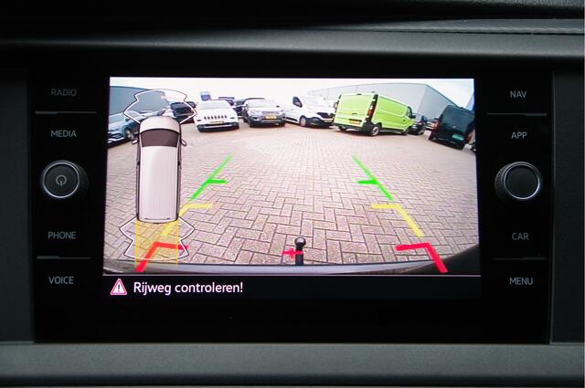 Volkswagen TRANSPORTER 2.0 TDI L2 150PK AUT. CAMERA, TREKHAAK, NAVI, CRUISE, AIRCO, PARKEERSENSOREN, APPLE CARPLAY, NL AUTO, NAP