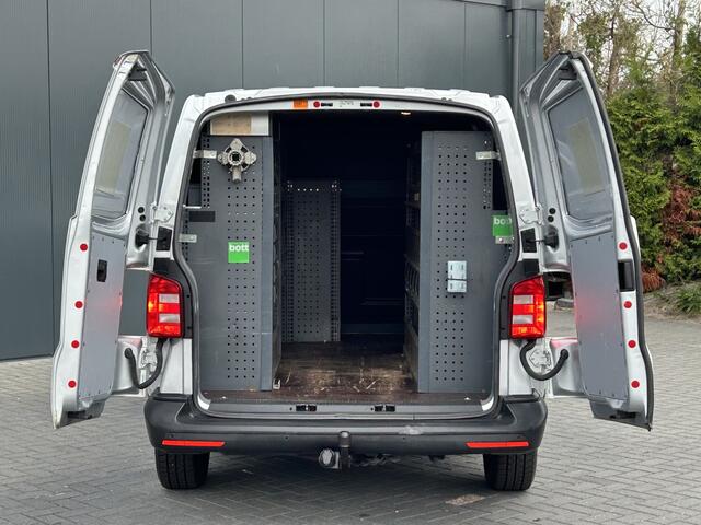 Volkswagen TRANSPORTER 2.0 TDI 150 PK / L2H1 / BOTT INRICHTING / TREKHAAK / 1e EIG. / AIRCO / CRUISE / NAVI / APPLE CARPLAY / PDC