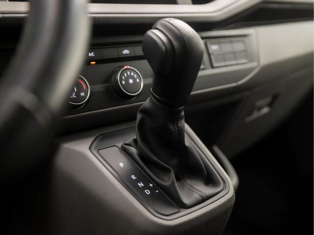 Volkswagen TRANSPORTER 2.0 TDI L1H1 28 Highline 150Pk Automaat (APPLE CARPLAY, GROOT NAVI, 3 ZITS, ADAPTIVE CRUISE, PARKEERSENSOREN, LM VELGEN, NIEUWE APK, NIEUWSTAAT)