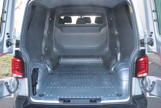 Volkswagen TRANSPORTER 2.0 TDI L2H1 32 Dubbel Cabine Comfortline Automaat | 6 PERS | NAVI | ADAP CRUISE | TREKHAAK | LMV |