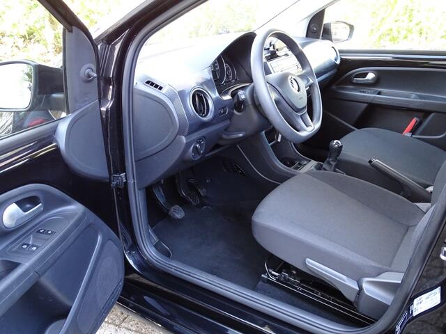 Volkswagen UP! 1.0 BMT up! DAB / LANE ASS AUR CAMERA PDC 1e eig