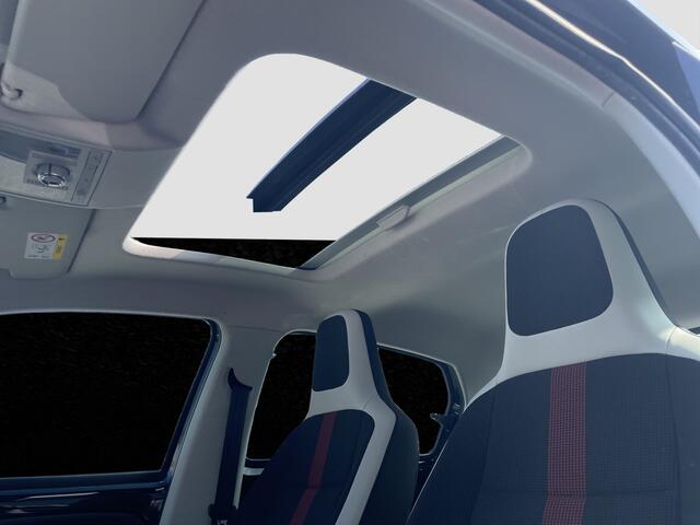 Volkswagen UP! 1.0 BMT high up! | Pano | Cruise | Camera | Leder