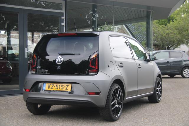 Volkswagen UP! 1.0 BMT move up! | Black Edition | AC | 17 LM |