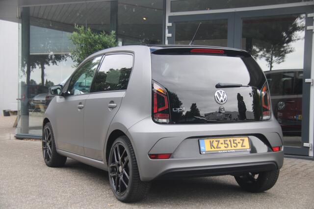 Volkswagen UP! 1.0 BMT move up! | Black Edition | AC | 17 LM |