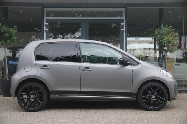 Volkswagen UP! 1.0 BMT move up! | Black Edition | AC | 17 LM |