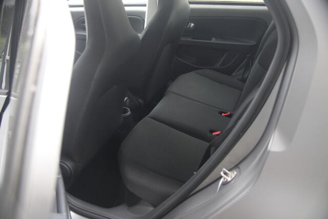 Volkswagen UP! 1.0 BMT move up! | Black Edition | AC | 17 LM |
